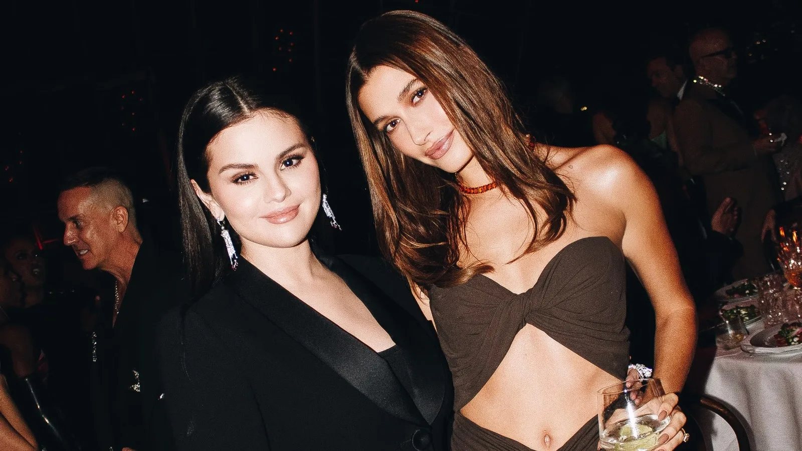 Dijital Çağın Bitmeyen Düellosu: Hailey Bieber vs. Selena Gomez